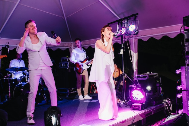 Muzikale groep, band, op het podium in heldere stralen