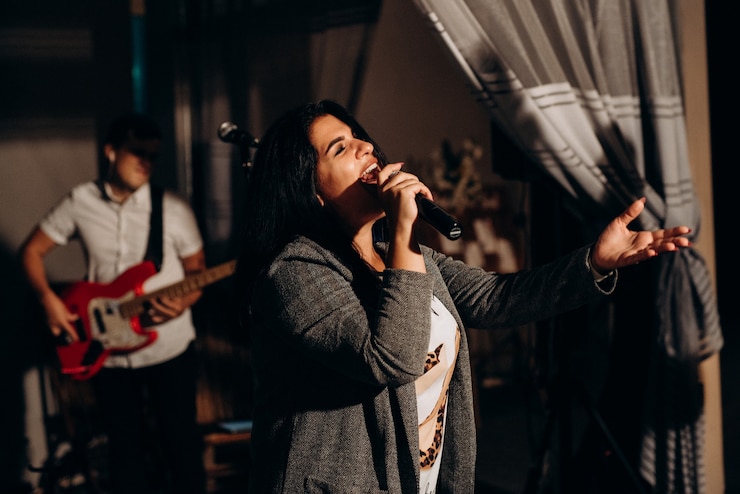 Foto muzikale groep, band, op het podium in heldere stralen