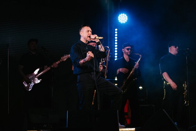 Muzikale groep, band, op het podium in heldere stralen