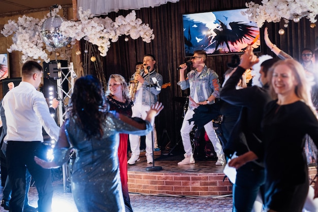 Muzikale groep, band, op het podium in heldere stralen