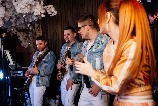 Muzikale groep, band, op het podium in heldere stralen