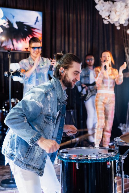 Foto muzikale groep, band, op het podium in heldere stralen