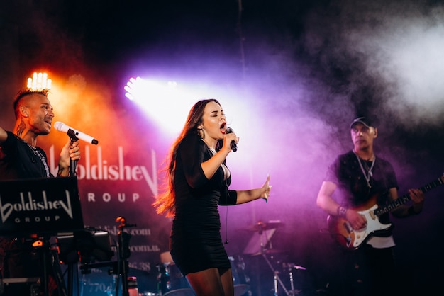 Muzikale groep, band, op het podium in heldere stralen