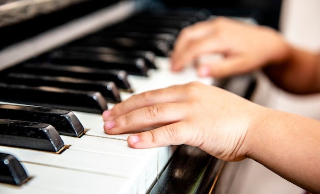 Muzikale opvoeding kinderachtige handen spelen op piano