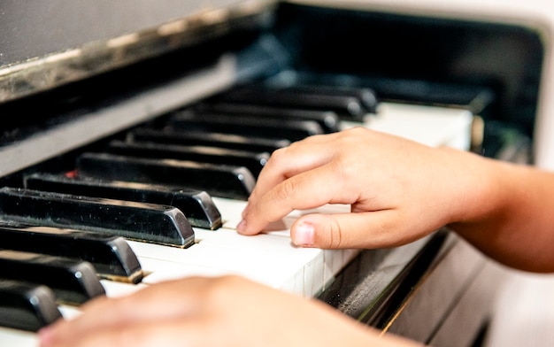 Muzikale opvoeding kinderachtige handen spelen op piano