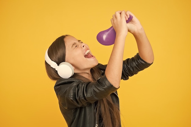 Muzikale opvoeding Zingen haarborstel microfoon Opnamestudio Mooie stem Stem ontwikkelen Stemsynthese zal de manier waarop muziekdistributie werkt veranderen Klein meisje luistert muziek hoofdtelefoon
