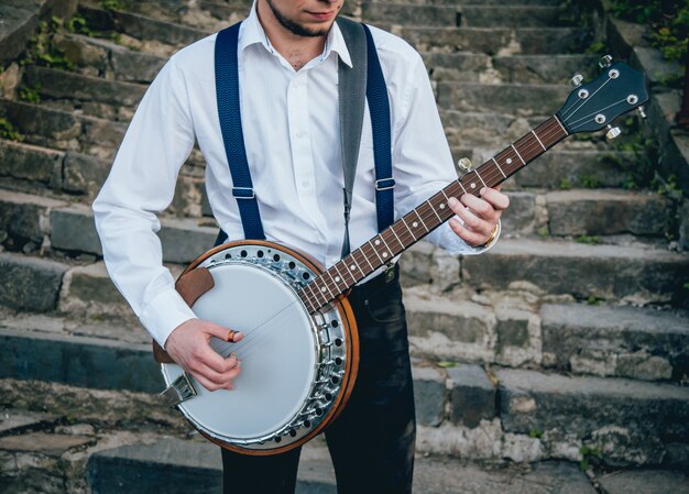 Muzikant banjo spelen op straat