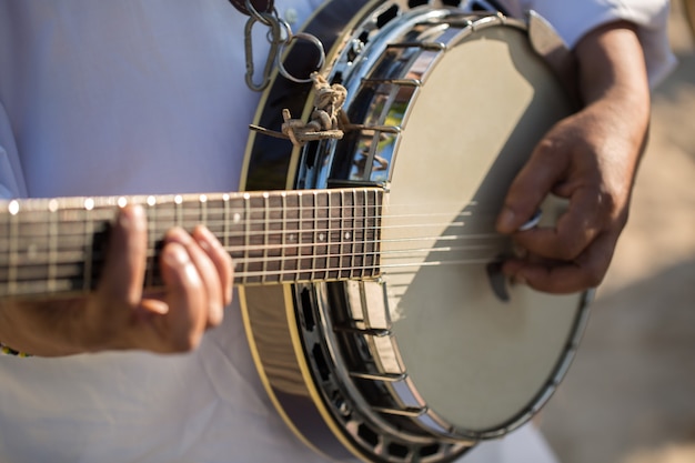 Muzikant die gitaar speelt