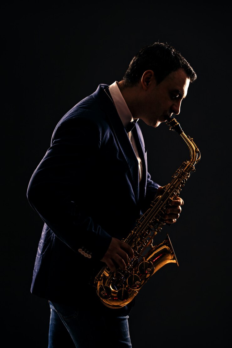 muzikant speelt jazz op saxofoon. donker