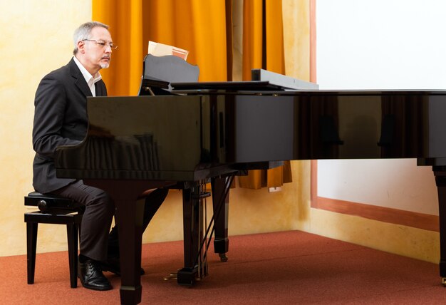 Muzikant speelt piano