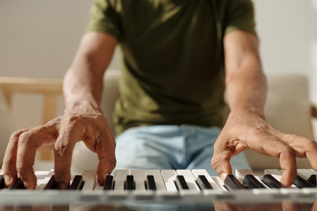 Muzikant speelt synthesizer