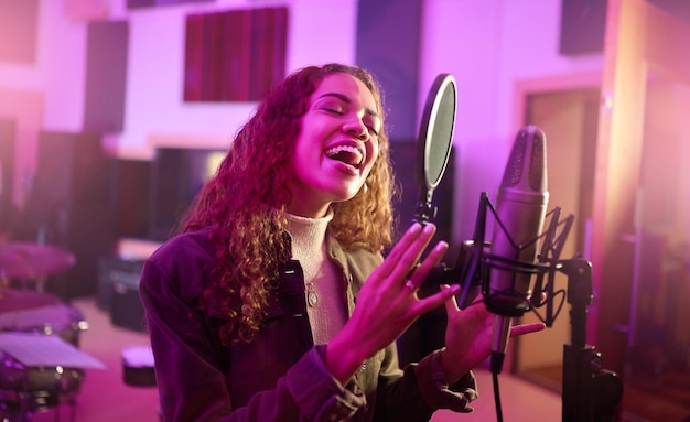 Foto muzikant zingt of vrouw op neon studio microfoon muziekapparatuur of oefent in nachttheateropname zanger persoon of artiest op productie stemmedia of geluidsprestaties in licht theater