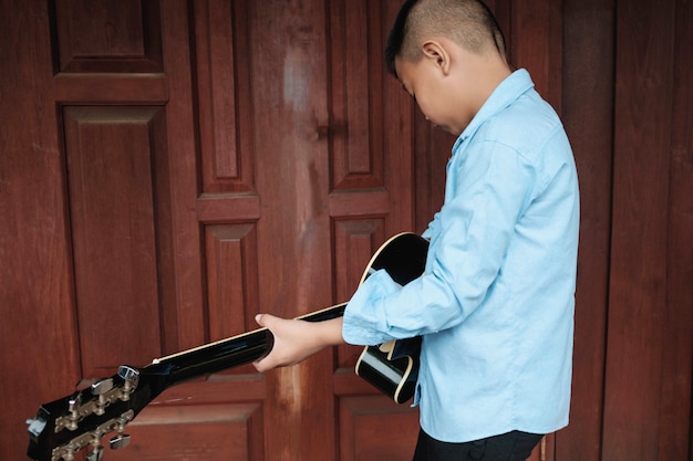 Foto muzikanten die gitaar spelen