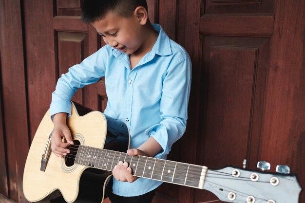 Muzikanten die gitaar spelen