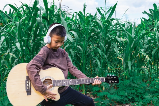 Muzikanten die gitaar spelen