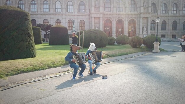 Foto muzikanten in ezelmaskers die accordeon spelen op straat