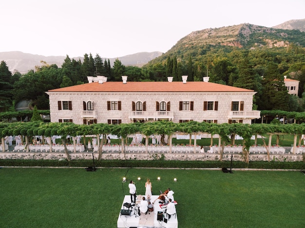 Muzikanten op het gazon voor trouwtafels in de buurt van de milocer villa montenegro