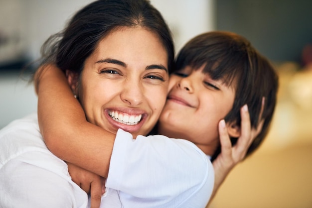 私の最愛の少年母と彼女の幼い息子が家で一緒に結合している肖像画