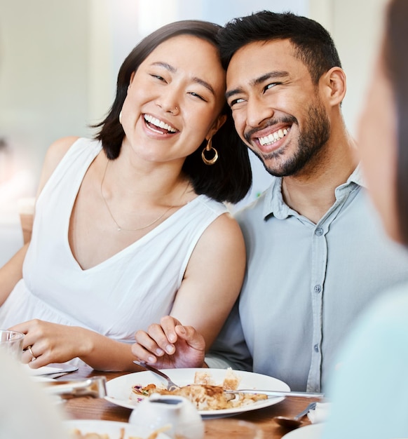 私の家族は私の人生です。若いカップルのショットは、家で家族と一緒に昼食をとります。