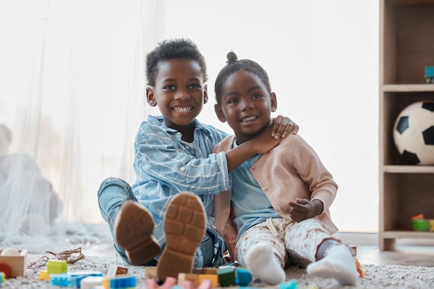 私の妹は私の親友です愛らしい少女と少年が一緒に遊んでいるショット