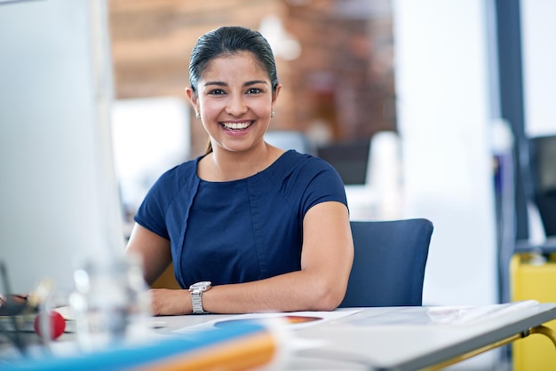 Photo my progress is beyond positive portrait of an attractive young businesswoman working in a modern office