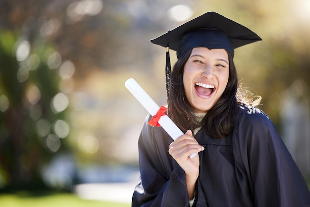 私の最も誇らしい業績。卒業式の日に祝う魅力的な若い女子学生のトリミングされた肖像画。