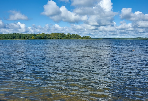 Myadzyel-resortstad in de regio Minsk in Wit-Rusland. Lake Myastro