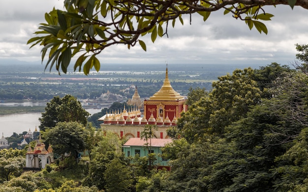 Myanmar Birma Landschap met prachtige tempels boven de rivier