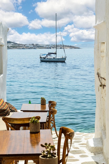 ミコノス、石畳の通りのある白い家の景色。キクラデス諸島の南エーゲ海に洗われた。