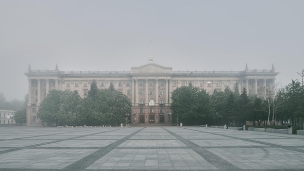 Mykolaiv Oekraïne gemeenteraad gebouw stadhuis op Soborna Square Oekraïense architectuur Foggy