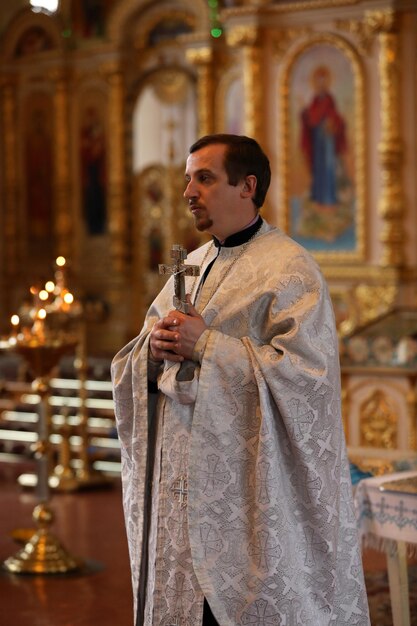 Foto mykolaiv ucraina 27 febbraio 2021 sacerdote con croce che conduce la cerimonia del battesimo nell'icona kasperovskaya della cattedrale della madre di dio