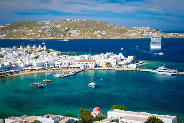 Porto dell'isola di mykonos con barche, isole cicladi, grecia