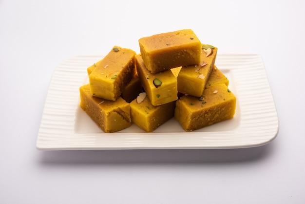 Foto mysore pak is een indiaas snoepje bereid in ghee. het is ontstaan in de stad mysuru