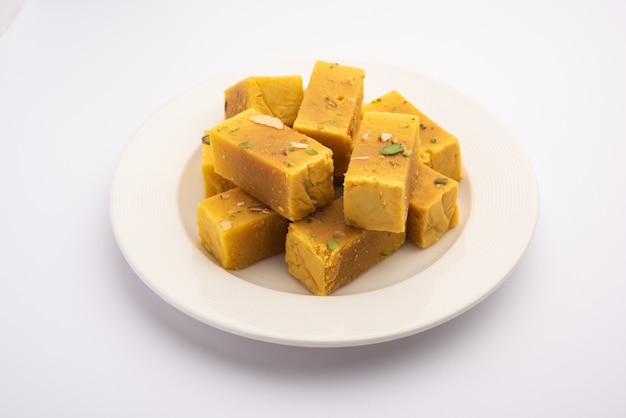 Il mysore pak è un dolce indiano preparato nel burro chiarificato. ha avuto origine nella città di mysuru