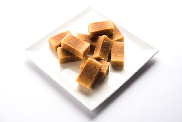 Mysore pak 또는 Mysuru Paaka는 달콤한 남부 인도 케이크입니다.