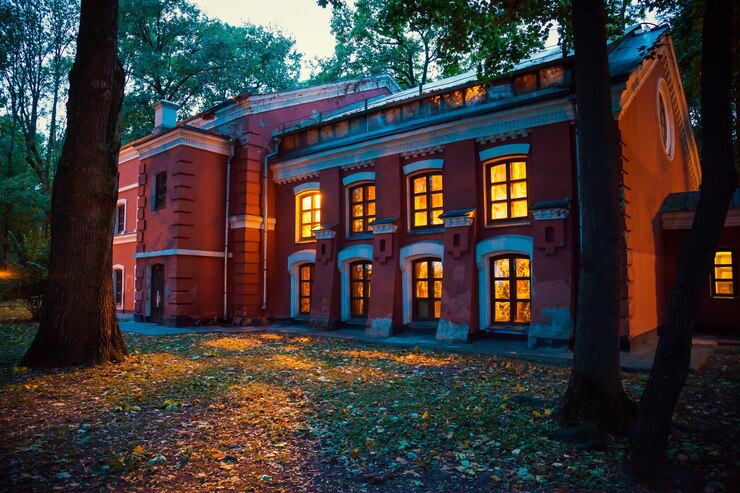 Foto mysterieus halloween-huis met geel licht uit het raam laat in de schemering
