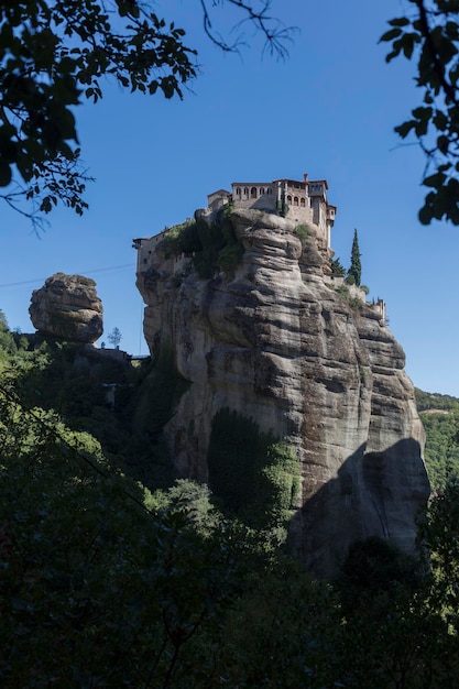 Mysterieus hangen over rotsen kloosters van Meteora Griekenland