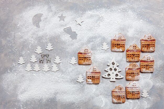 Mysterieus winterdorp gemaakt van zelfgemaakte kerstkoekjes met houten kerstbomen decor
