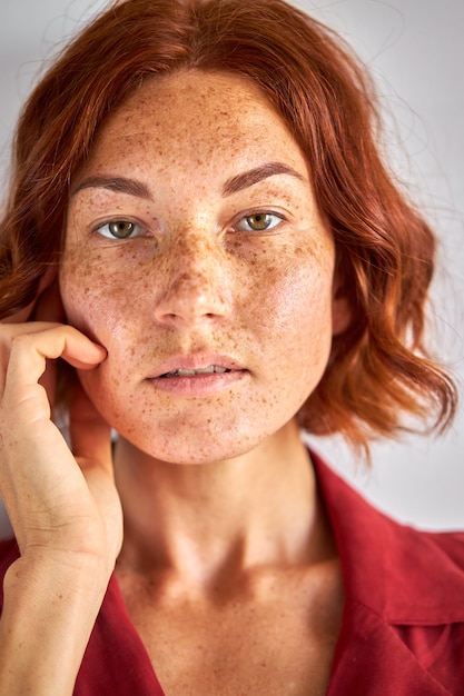 Mysterieuze vrouw met rood haar camera kijken, jonge dame met natuurlijke schoonheid, met doordringende blik