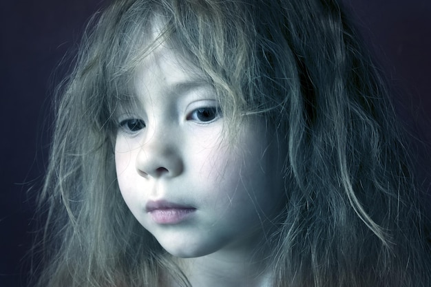 Misteriosa ragazza mistica con i capelli blu