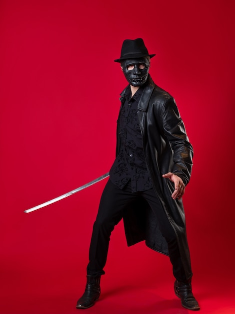 Таинственный ниндзя-убийца в стиле нуар человек в черной кожаной одежде