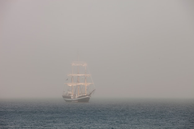 Photo mysterious sailing ship surrounded fog