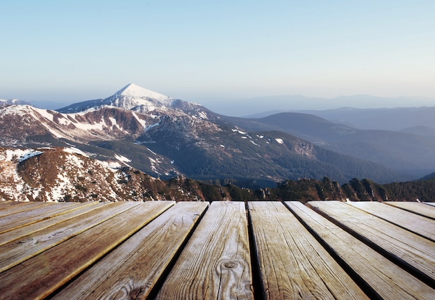 Misterioso paesaggio invernale maestose montagne in inverno e tavolo squallido