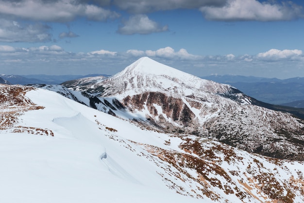 神秘的な冬の風景冬の雄大な山々。山の冬の道。休日を見越して。劇的な冬のシーン。カルパチア人