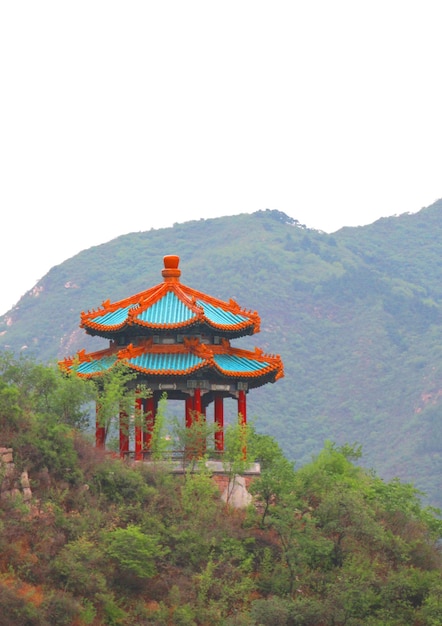 Foto immagine mistica di un tempio tra le montagne