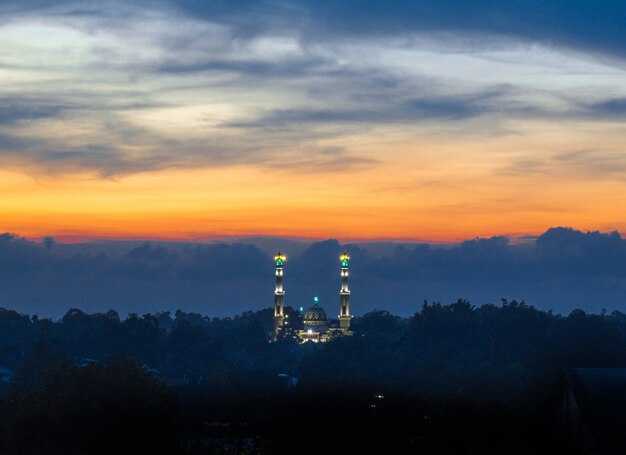 Photo mystic morning with sunrise and mosque