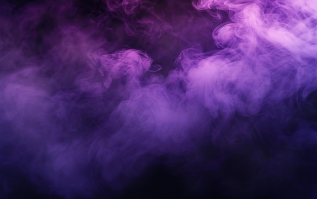 謎めいた紫色の煙が 暗い背景に広がり 異世界的な存在と抽象的な美しさを示唆しています