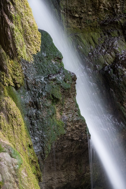 La cascata mistica sembra una specie di luce