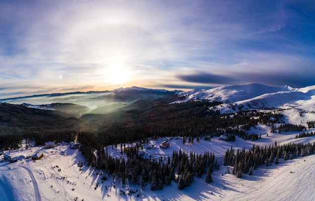 Aureola mistica vista sulle piste da sci di montagna