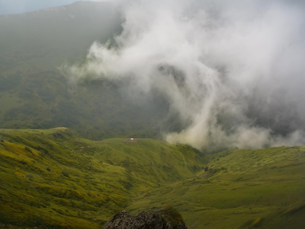 写真 獣の頭の形をした神秘的な外観の雲